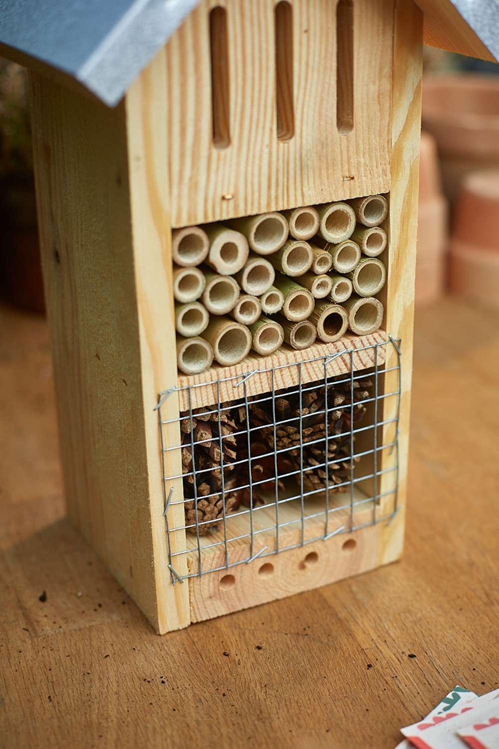 Insekthotel med zinktag